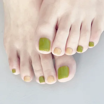 Glossy маслинено зелена светлина кафе изкуствени нокти на краката лято пръсти фалшиви нокти с лепило носими кратко плоска форма фалшиви нокти на краката