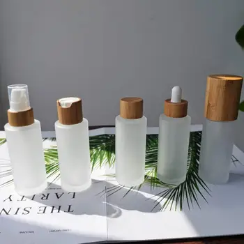 Контейнер за козметични опаковки на едро 30ml плоски раменни матирано стъкло бутилки с различни бутилки за пръскане с бамбуков капак